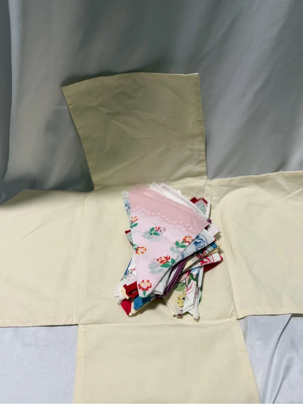 NEW Moda Home Slices of Bread Retro Floral Handkerchief Gift Set - 16 Pack